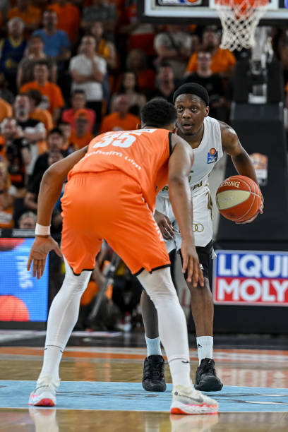 真杠上了！追梦第三节再度肘击申京面部被吹罚一级恶犯